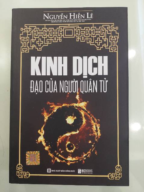 Đọc Dịch đã khó, đọc rồi hiểu thấu những lý lẽ cùng tận của nó không phải ai cũng làm được. Đến như đức Khổng tử cũng nói “ Cho ta sống thêm ít năm nữa, tới 50 tuổi nghiên cứu Kinh Dịch, thì có thể không lầm lỗi lớn.” 
Kinh Dịch là một kỳ thư, ban đầu chỉ có những hào (vạch liền, vạch đứt), những quẻ (tổ hợp của các vạch), do vua Phục Hy phác họa ra. Ông đã ngước mắt nhìn bầu trời để rồi thu tóm vạn vật vào hai phạm trù âm dương mà đặt căn bản cho Kinh Dịch. Kinh Dịch biểu hiện sự giao thoa, đeo đuổi, chuyển hoá, pha trộn, thăng giáng, suy thịnh của hai yếu tố âm dương (được triển khai từ thái cực) để thành tựu nên vạn vật.  
Văn Vương, Chu Công và các tác giả Dịch truyện tin các phép bói dịch và đem những luật âm dương ai cũng nhận thấy trong vũ trụ để giảng cho nó bớt tính huyền bí đi, sửa lại thuyết định mệnh trong dịch coi nó là một luật tự nhiên, nó chỉ cho ta biết cái hướng theo đó sự việc sẽ xảy ra. Kinh Dịch bởi vậy là tinh hoa kiến thức huyền bí vừa có tính mặc khải vừa có tính chiêm nghiệm của các bậc thánh hiền thời cổ. Người nào thông hiểu dịch lý thì có thể hiểu biết sâu xa và tiên liệu các sự việc một cách tương đối chính xác; do đó mà hành động ít lỗi lầm.
Kinh dịch – đạo của người quân tử của Nguyễn Hiến Lê chú trọng tìm hiểu triết lý trong Kinh Dịch, tức vũ trụ quan, nhất là nhân sinh quan, cách sử thế trong Kinh Dịch gọi là Đạo Dịch, đạo của bậc chính nhân quân tử thời xưa. Dù là một cuốn sách rất khó đọc ở cả phần Kinh lẫn truyện, việc bỏ bớt phần bói toán, huyền bí và trình bày một cách có hệ thống, sáng *** tư tưởng của cổ nhân là một thành tựu đáng ghi nhận nơi tác giả.