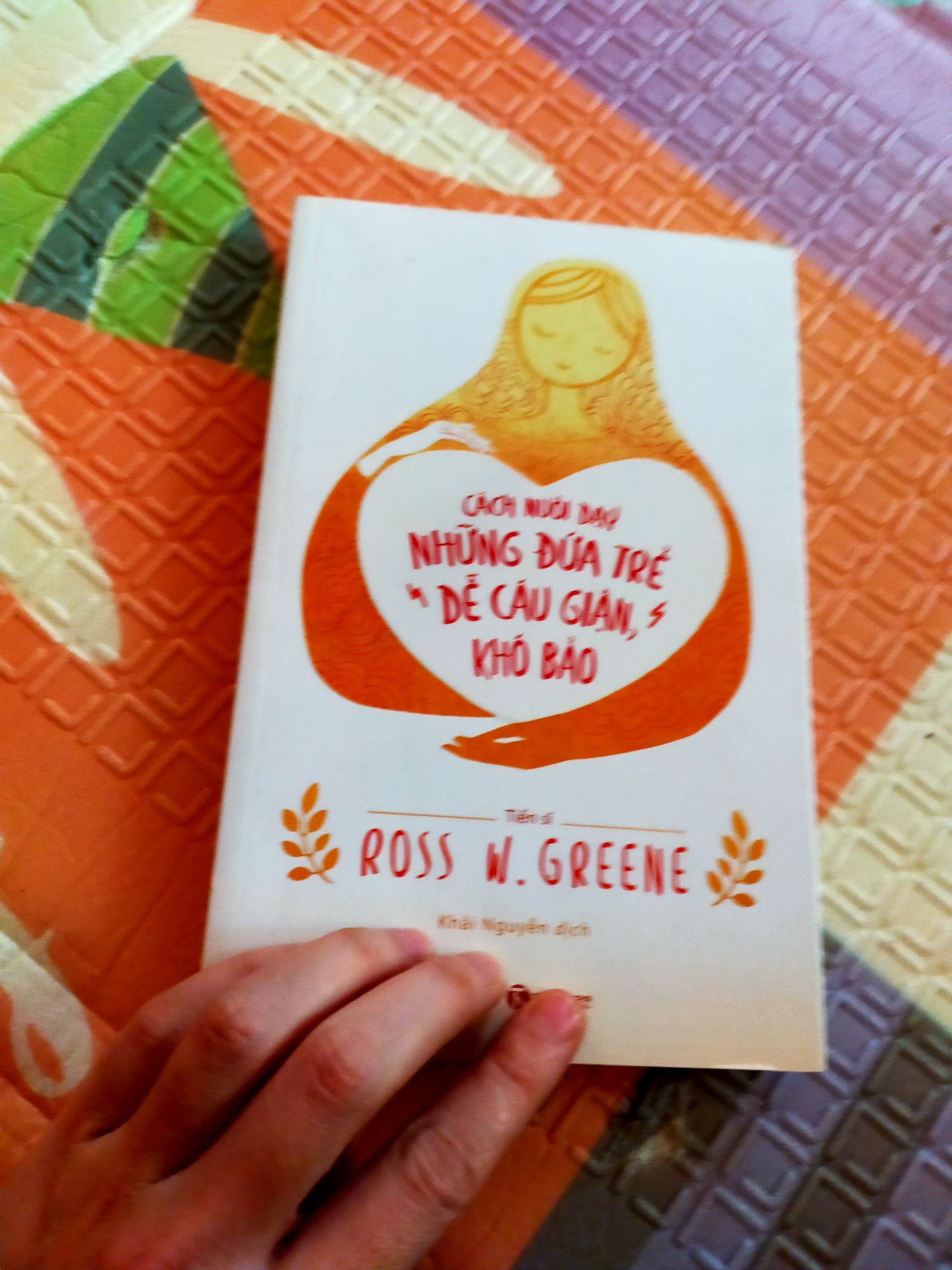 sách bìa đẹp nha. giấy chất lượng. nội dung chưa đọc hết n mẹ nào đang chăm con mình nên tham khảo nha.