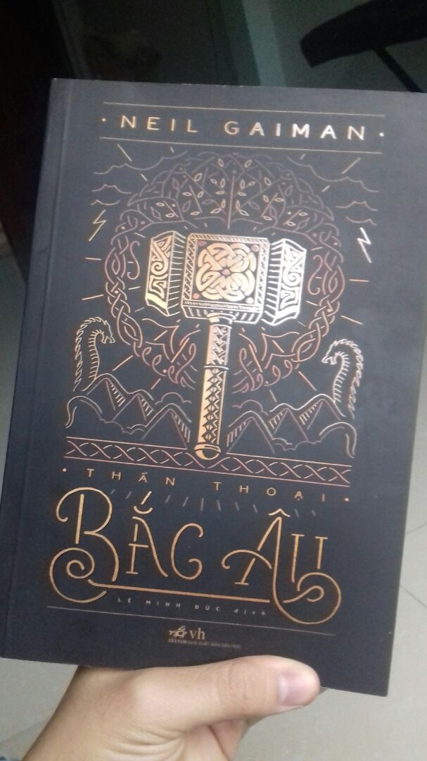 Về nội dung với mình sẽ đánh giá 5/5 ☆ đối với riêng bản thân mình. Cuốn này sẽ rất phù hợp cho những ai yêu thích thể loại thần thoại và truyện truyền thuyết. Tuy nhiên với cuốn này trước khi đọc phải tìm hiểu trước ở bên ngoài nếu không sẽ rất khó hiểu (Fan Marvel thì hợp lắm:)) . Nhiều chỗ mà mình phải đọc đi đọc lại 2,3 lần mới ra nội dung :)). Mình mới đọc được gần nửa cuốn nên tạm thời Review sương sương vậy đã nhé :3.
Mình chỉ đánh giá 4 ☆ vì lỗi vận chuyển khiến đầu mép sách có bị rách 1 chút và vấn đề mà khá nhiều người phàn nàn là bìa sách hơi cũ và bẩn nhưng lỗi này mình có thể bỏ qua vì dùng khăn ướt lau đi là sạch, OK luôn. Nói chung mình vẫn rất hài lòng về thời gian giao hàng và chất lượng sản phẩm của Tiki. Mong Tiki cố gắng khắc phục lỗi vận chuyển . Luôn Ủng hộ Tiki (^♡^) ♡♡♡