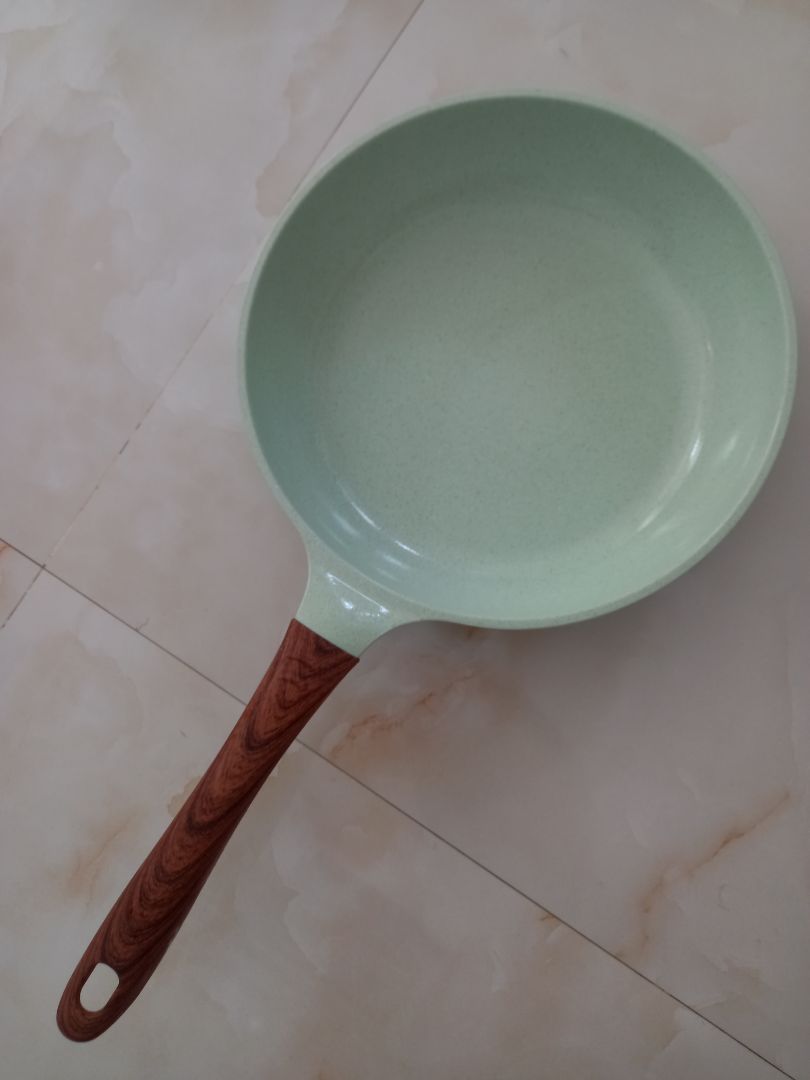 chảo màu ở ngoài siêu xinh, dày, gói hàng kĩ, giao nhanh, ncl rất rất rất ưng, rcm mng nên mua nhaaaa