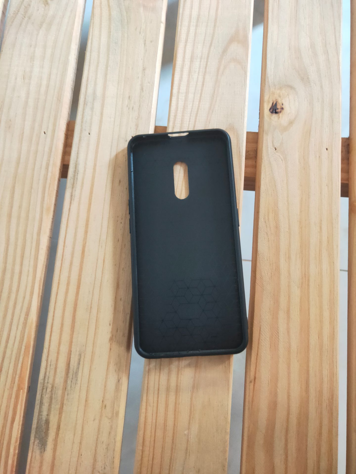 Ốp giống miêu tả, cạnh vuông, lưng ốp là kính nên sẽ dễ bám vân tay ,bụi ,lâu ngày xước sẽ hơi xấu, mọi người cân nhắc ,còn lại thì mặt hàng đạt yêu cầu, giá này thì cũng hơi chát.