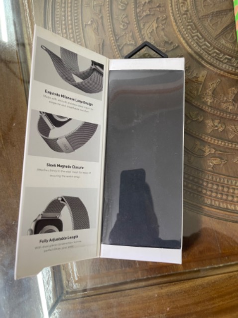 Khá ổn. Dây đeo mềm, tuy nhiên phần tai đeo dây vào máy độ hoàn thiện chưa cao. Vỏ hộp đựng hơi cũ. Ko có tem niêm phong