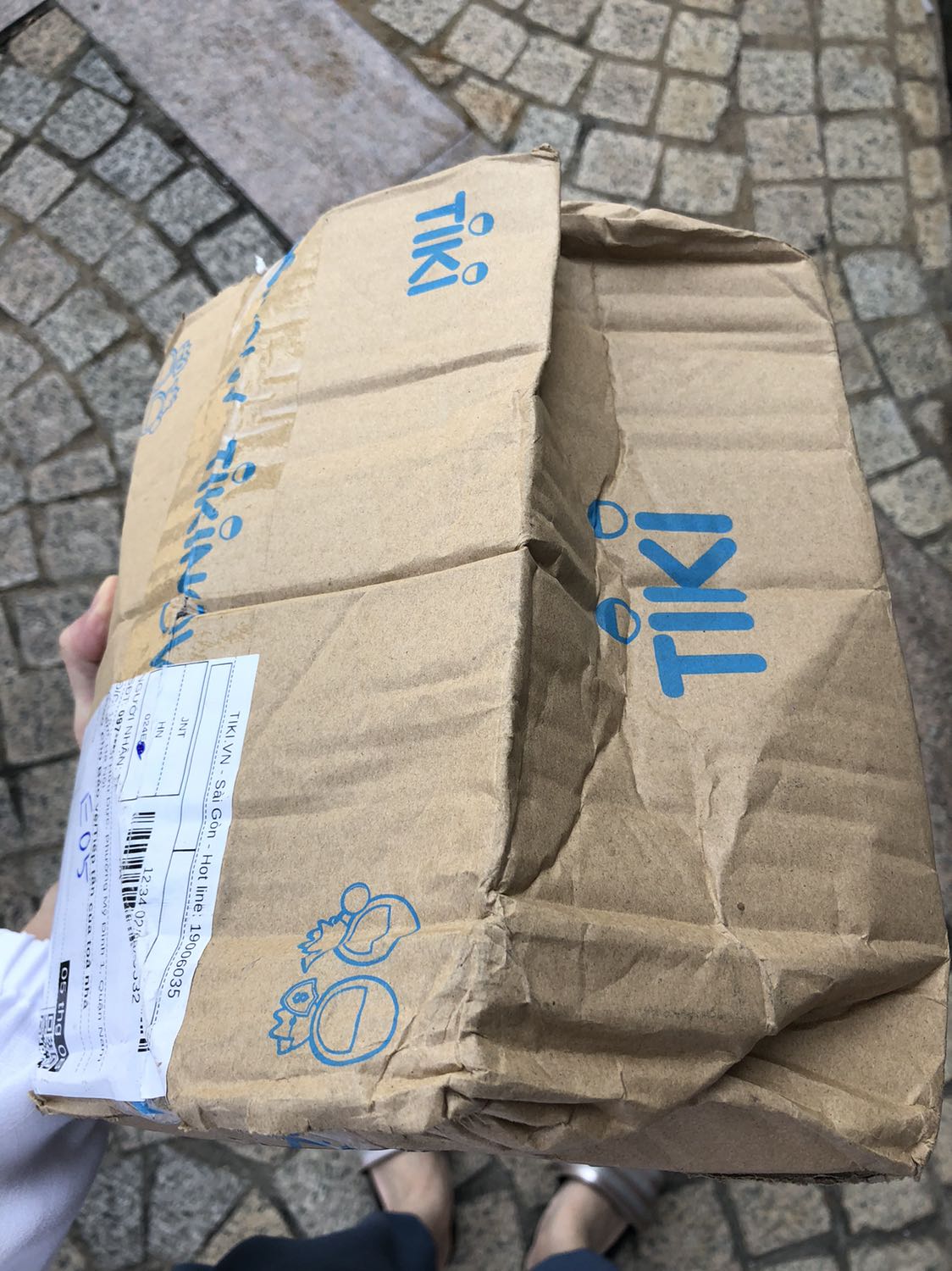 Hộp giao bị móp tùm lum khiến cho cho sản phẩm bên trong cũng bị móp. Cũng may là ruột là miếng dán mụn mỏng nên ko bị hỏng vẫn dùng được. Tiki chú ý vận chuyển giúp mình. Hộp giao bị móp tùm lum khiến cho cho sản phẩm bên trong cũng bị móp. Cũng may là ruột là miếng dán mụn mỏng nên ko bị hỏng vẫn dùng được. Tiki chú ý vận chuyển giúp mình.