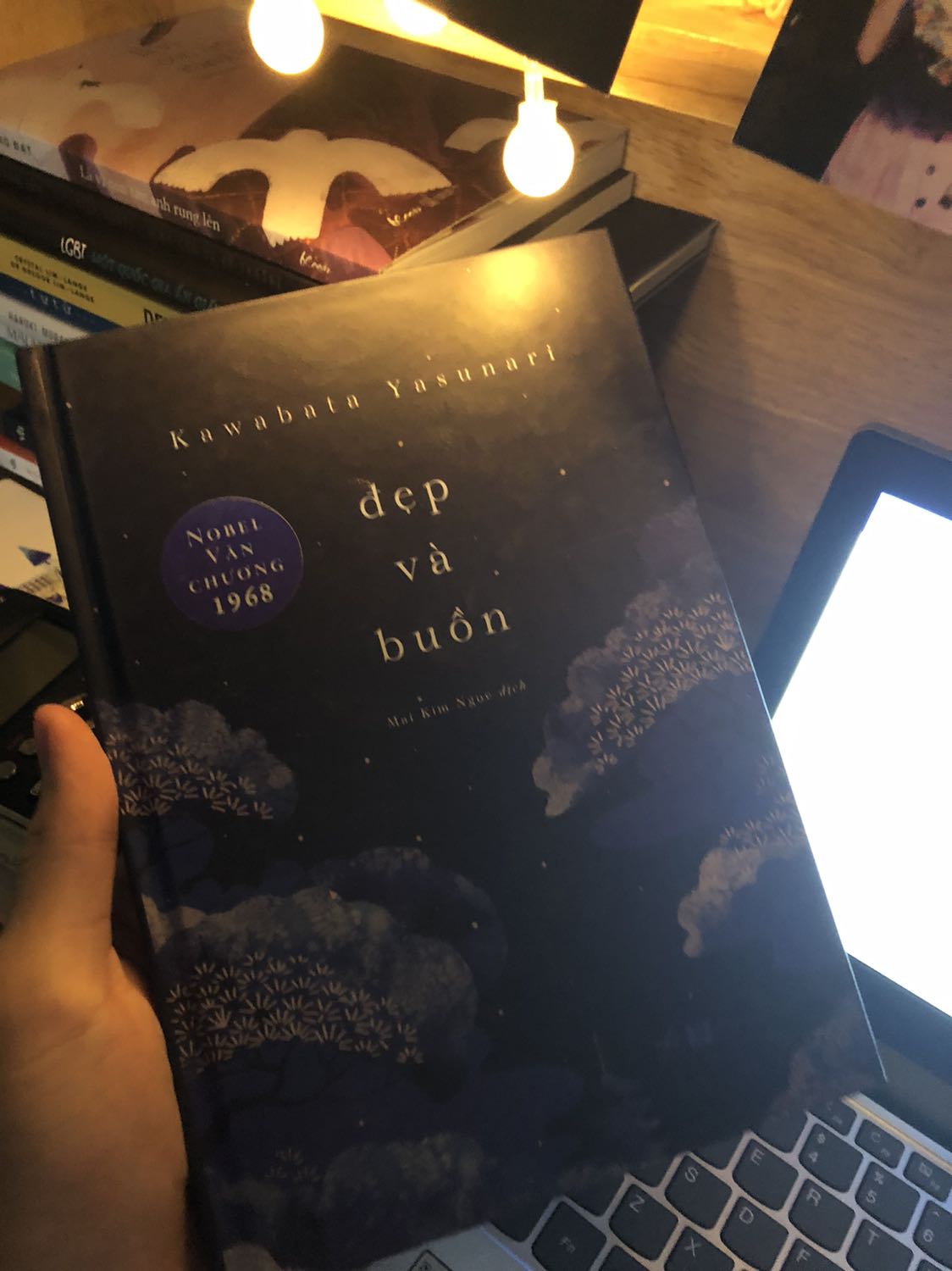 Sách bìa cứng. Review ship với đóng gói thui. Giao hàng mau, không bị hư hại gì, có dán tem ngoài bọc giấy nhưng gỡ ra được nên k có vấn đề gì :3 sách dc bảo tồn nguyên vẹn. Về nội dung thì mình chưa đọc nên chưa review dc.