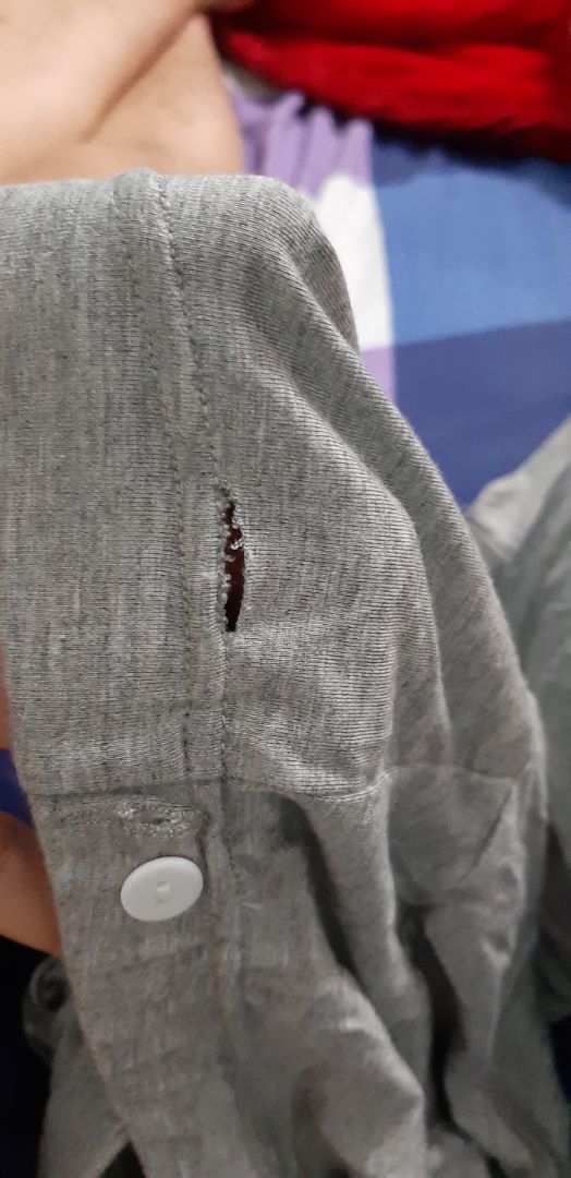 Tôi đặt mua 2 cái quần cho vk, có 1 cái ok còn 1 cái thì rách. Lần đầu tiki làm tôi thất vọng khi tin tưởng mua hàng.