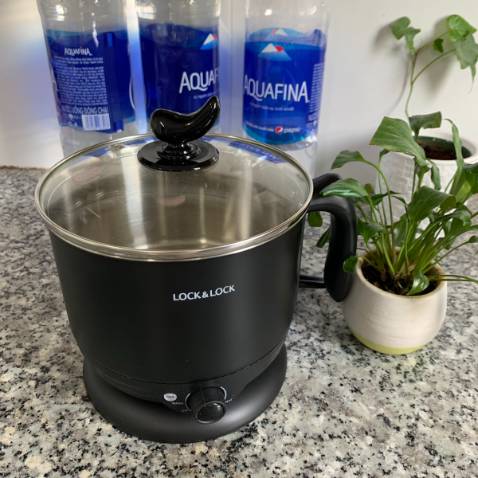 Sản phẩm rất đẹp, nhỏ nhắn và chắc chắn. Chỉ phù hợp cho ai sống 1 mình hoặc cùng lắm là 2 người, đông người hơn thì không nên mua. Hơi tiếc 1 điều là dây căm hơi ngắn, giá mà dài ra hơn 1 chút xíu nữa thì sử dụng sẽ tiện hơn.