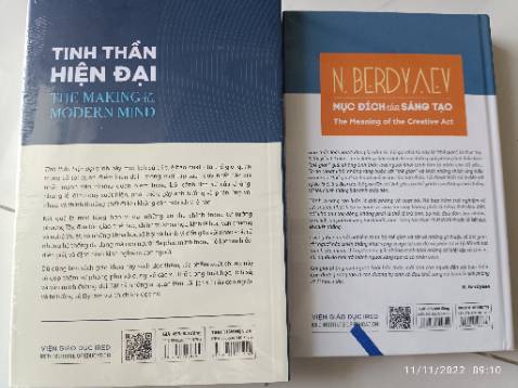Giá bìa này mình vẫn đinh ninh là bìa cứng, nhưng nó là bìa mềm các bác ạ. 😭 Trong khi cuốn Mục đích sáng tạo là bìa cứng. 😡 Rất ư không vui.