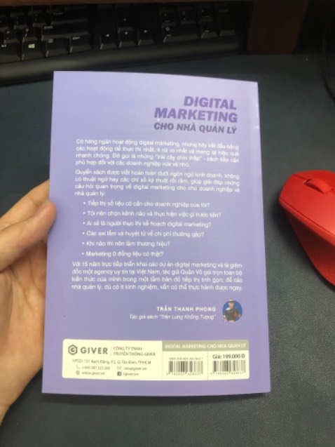 Nói thật là mình cũng đang khởi nghiệp, đang quản lý một team 4 bạn làm Marketing, vừa làm vừa học. Nhiều lúc những quyết định làm tiêu tốn nhiều nguồn lực mà k cho ra kết quả tốt, cũng nản thật sự. Bữa mua cuốn sách này cũng chỉ hy vọng tìm được một giải pháp gì đó. Nhưng cái mình nhận được nhiều hơn cả vậy. Cuốn sách giúp mình định hướng lại những gì mình đang làm và sẽ làm. Cũng như có những ưu tiên tốt hơn chứ không phải cái gì cũng làm hết. Tầm mấy ngày gần đây. Thấy tiến độ công việc có vẻ ổn hơn và đi theo chiều hướng tích cực hơn. Kinh nghiệm thực chiến của anh Phong phải công nhận là xịn, và mình có thể áp dụng triệt để (cũng tuỳ tình huống cụ thể, chứ mình không bê nguyên xi). Năm nay cũng gọi là cách mạng 4.0 5.0 rồi, dù hơi có tuổi xíu nhưng cũng phải học thêm về digital cho biết. Mà quản lý tụi nhỏ. Mình thấy cuốn sách này đáng mua và trải nghiệm. Biết đâu được năm nay hay chậm hơn là năm sau đạt được mục tiêu doanh số 10 tỷ đầu tiên.