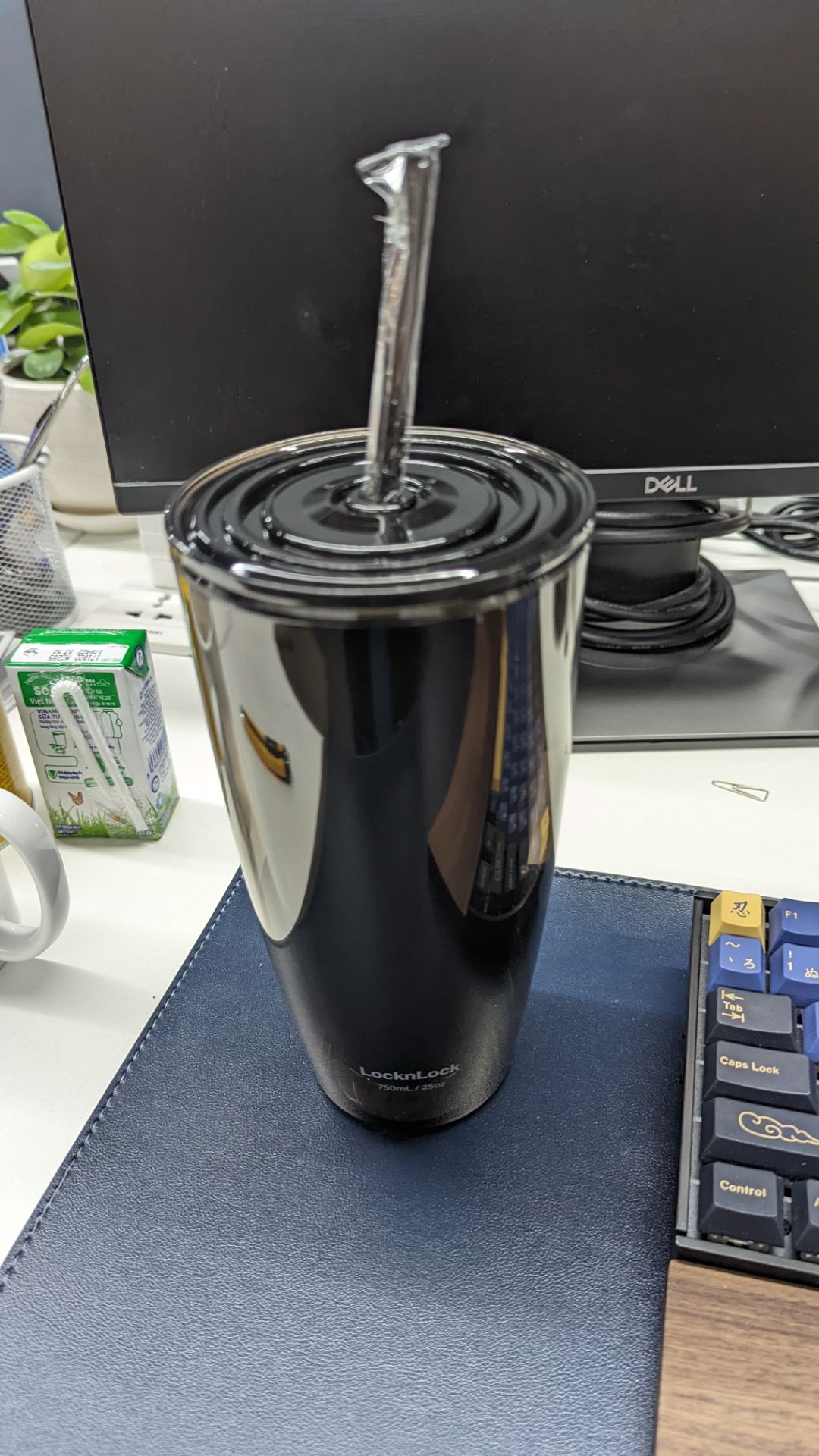 Ngoại quan cốc đẹp, cầm cảm giác sang và chắc tay. Sản phẩm còn tặng kèm dụng cụ vệ sinh ống hút rất tiện lợi. Nắp cốc đóng chặt và khít, có gioăng cao su nên rất khó bị chảy nước. Điểm trừ là cốc ko dùng được cho nước nóng nhưng không thấy sản phẩm note trên tiki, chỉ ghi ở giấy dán đáy cốc nên mình ko để ý có lỡ để cafe nóng, dẫn đến bị chảy miệng cốc 1 chút.