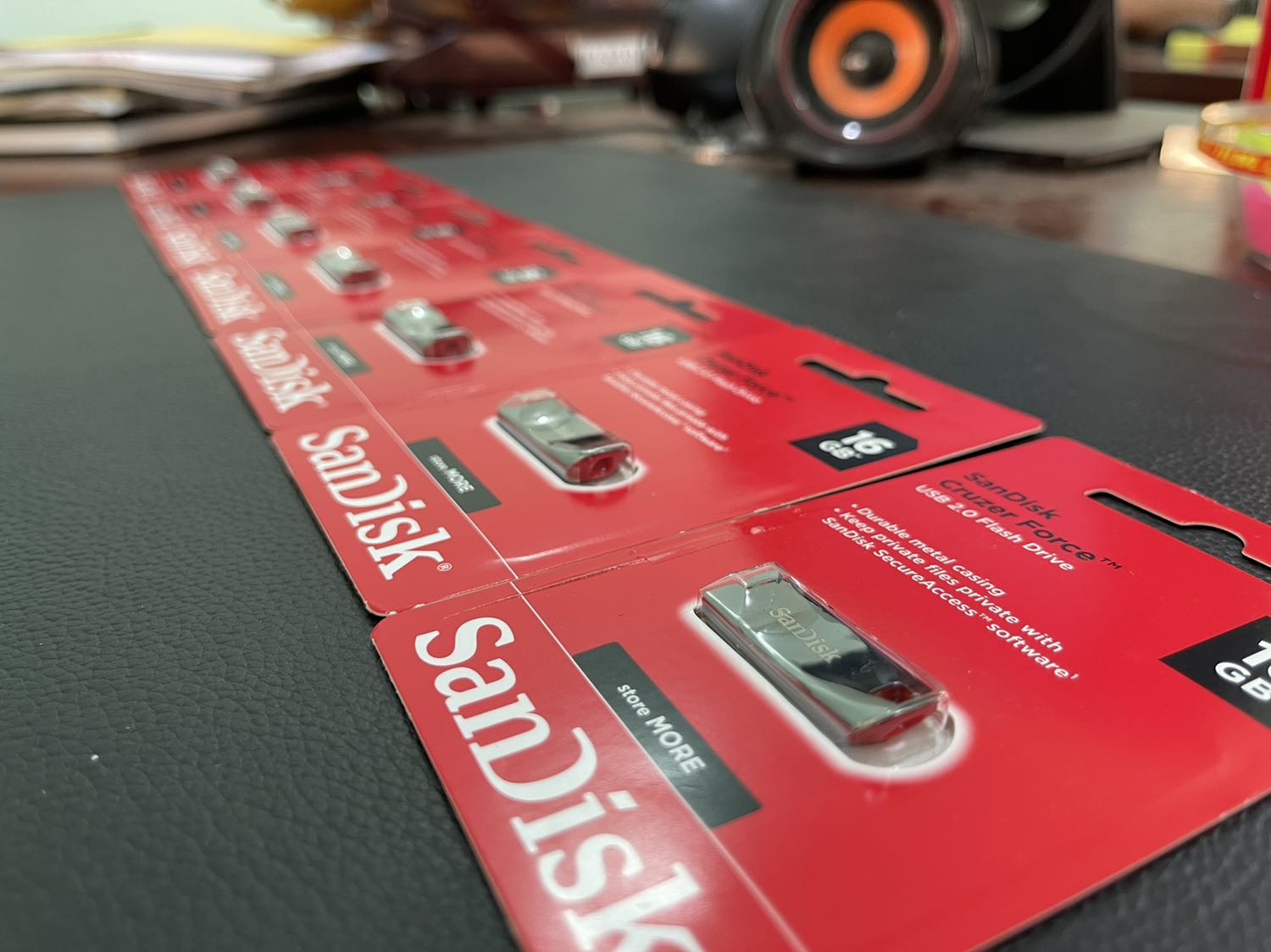 Mới đặt hàng lúc 4h chiều thứ 3 thì 10h sáng thứ 4 đã nhận được hàng. Tốc độ vận chuyển rất nhanh. USB thì đẹp như hình. Nhưng có điều thắc mắc là tại sao tất cả USB đều bị tháo bao bì ra vậy?