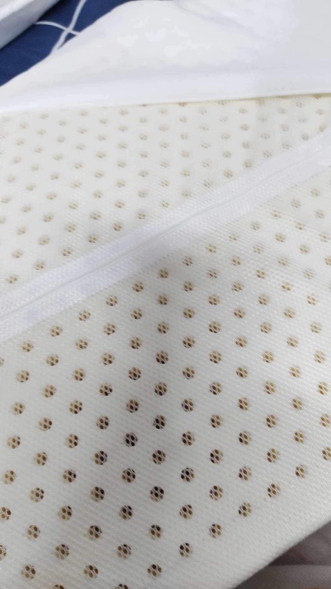 Gối ngủ oke, mình thấy mẹ nằm ngủ rất ngon, không bị thức giấc giữa đêm như mấy gối cũ. Sáng dậy còn bảo m mua gối này được đấy, nằm thấp thấp