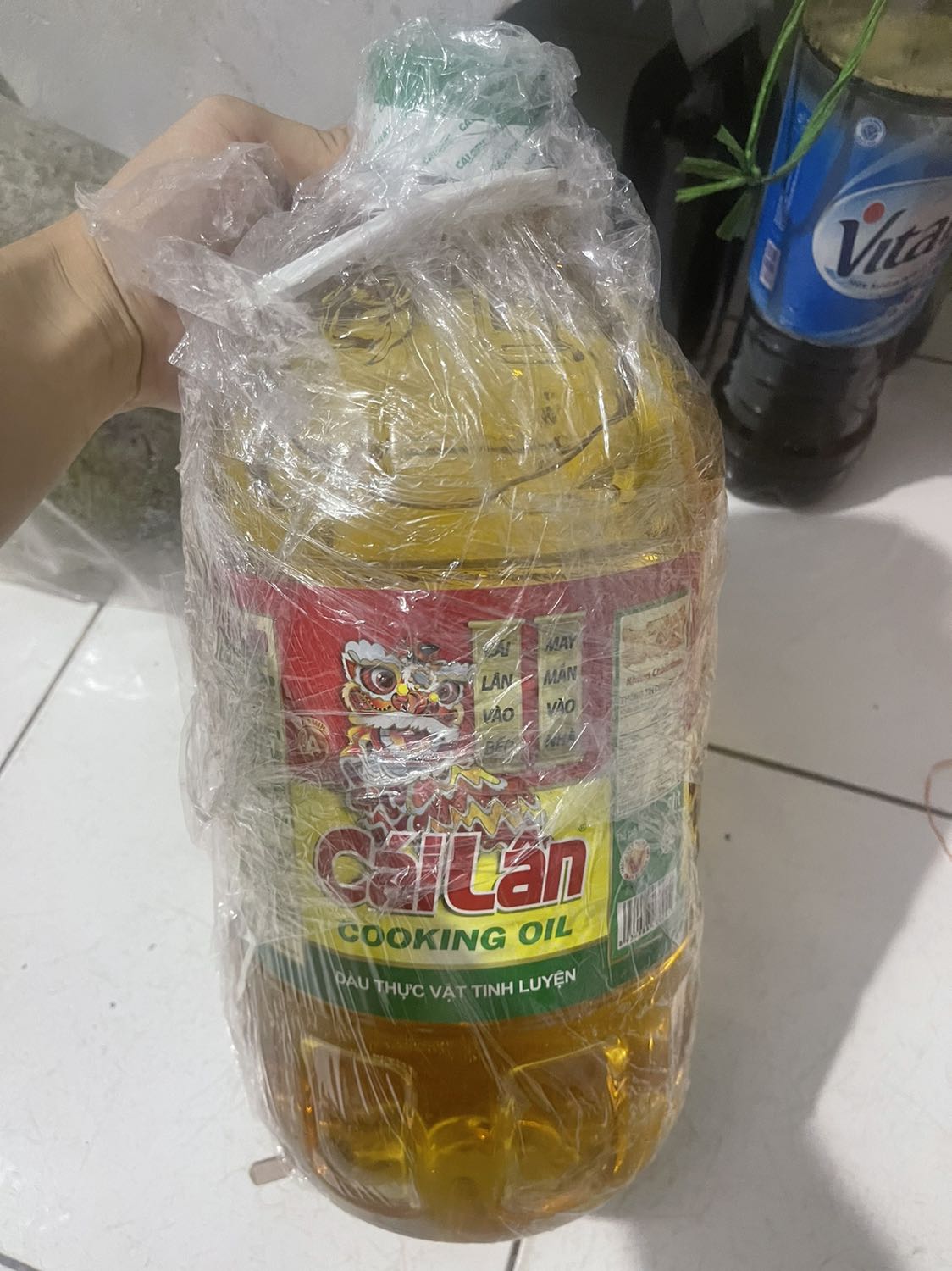 Giao hàng đúng như hình mô tả. Hàng new 100%. Cách đóng gói cũng khá cẩn thận. Bọc ba lớp cho can dầu 5l  nhưng có một nhược điểm kho biết do bên shop hay bên vận chuyển là lúc mình mở hàng ra thấy bị lõm một bên nắp. Cái nắp vặn bị vỡ một nửa, nhưng vẫn còn nút bên trong nên dầu ăn không bị tràn ra ngoài 🥴🥴 Giao hàng đúng như hình mô tả. Hàng new 100%. Cách đóng gói cũng khá cẩn thận. Bọc ba lớp cho can dầu 5l  nhưng có một nhược điểm kho biết do bên shop hay bên vận chuyển là lúc mình mở hàng ra thấy bị lõm một bên nắp. Cái nắp vặn bị vỡ một nửa, nhưng vẫn còn nút bên trong nên dầu ăn không bị tràn ra ngoài 🥴🥴