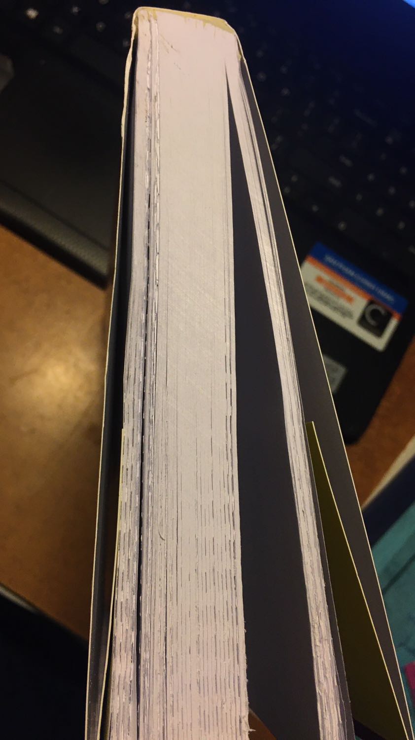 Giấy in tương đối rõ chữ, tuy nhiên phần bìa cũ và nát, giấy bị dính rất nhiều, nếu tách ko cẩn thận thì còn làm rách cả trang giấy vì giấy tương đối mỏng. Ncl rất thất vọng khi nhận đc sách