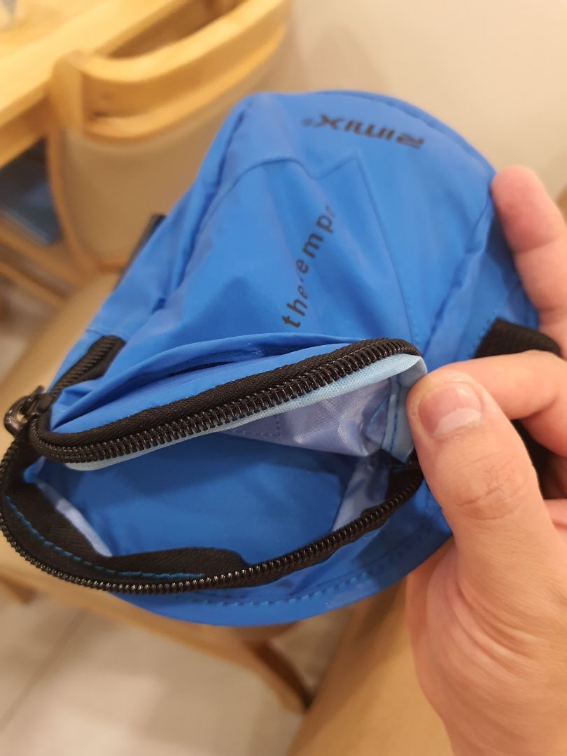 Dùng chạy được 2 lần và rất ưng. Chất liệu chống nước, chạy mưa nhỏ k thấy ướt bên trong. Phần tiếp xúc với tay cũng tốt, không bị lăng nhiều khi chạy, ko gây mẩn ngứa. Khóa YKK kéo ra kéo vô rất mượt, đang chạy lấy ĐT ra coi rồi cất vào dễ dàng.