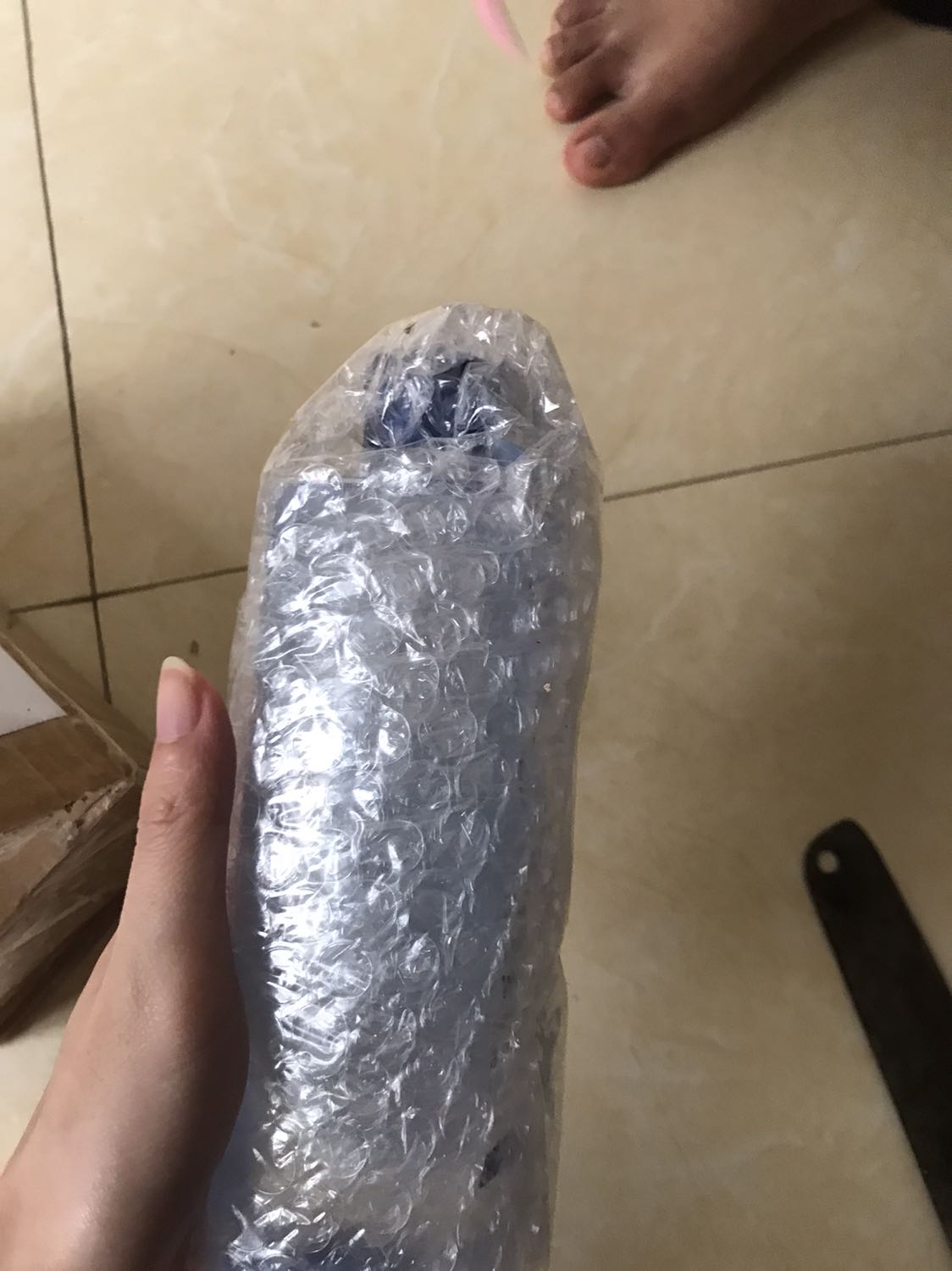 Mua 2 chai mà khi nhận được hàng thì 1 chai đổ gần hết. Thực sự lúc đó mình giận lắm luôn . Nhưng may tiki làm việc nhanh lẹ lập hoá đơn đổi cho mình chai khác ngay trong ngày .Mua hàng trên tiki thì yên tâm rồi mặc dù cũng mất 1 tuần mới nhận được hàng. chai mình nhận được sau khi đổi, shop cũng đã đóng gói kĩ hơn lần trước.
