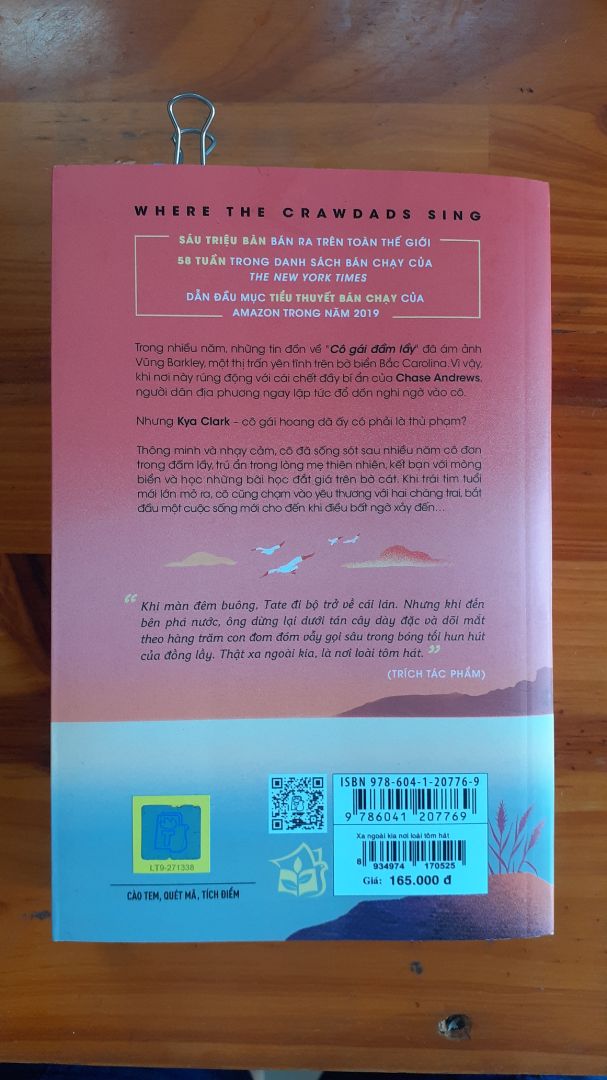 Như một "cô gái đồng lầy" ngoài đời thực, Delia Owens đã vẽ ra một bức tranh thiên nhiên đầy hoang dã và cũng không kém phần thơ mộng về nơi ven biển bắc Carolina. Ở đó, cô nàng Kya tự do khám phá thế giới riêng của mình, hé lộ những câu chuyện về tình yêu, sự trưởng thành và những loài sinh vật bé nhỏ ở vùng đất ấy và cả một vụ án mạng đầy bí ẩn.
