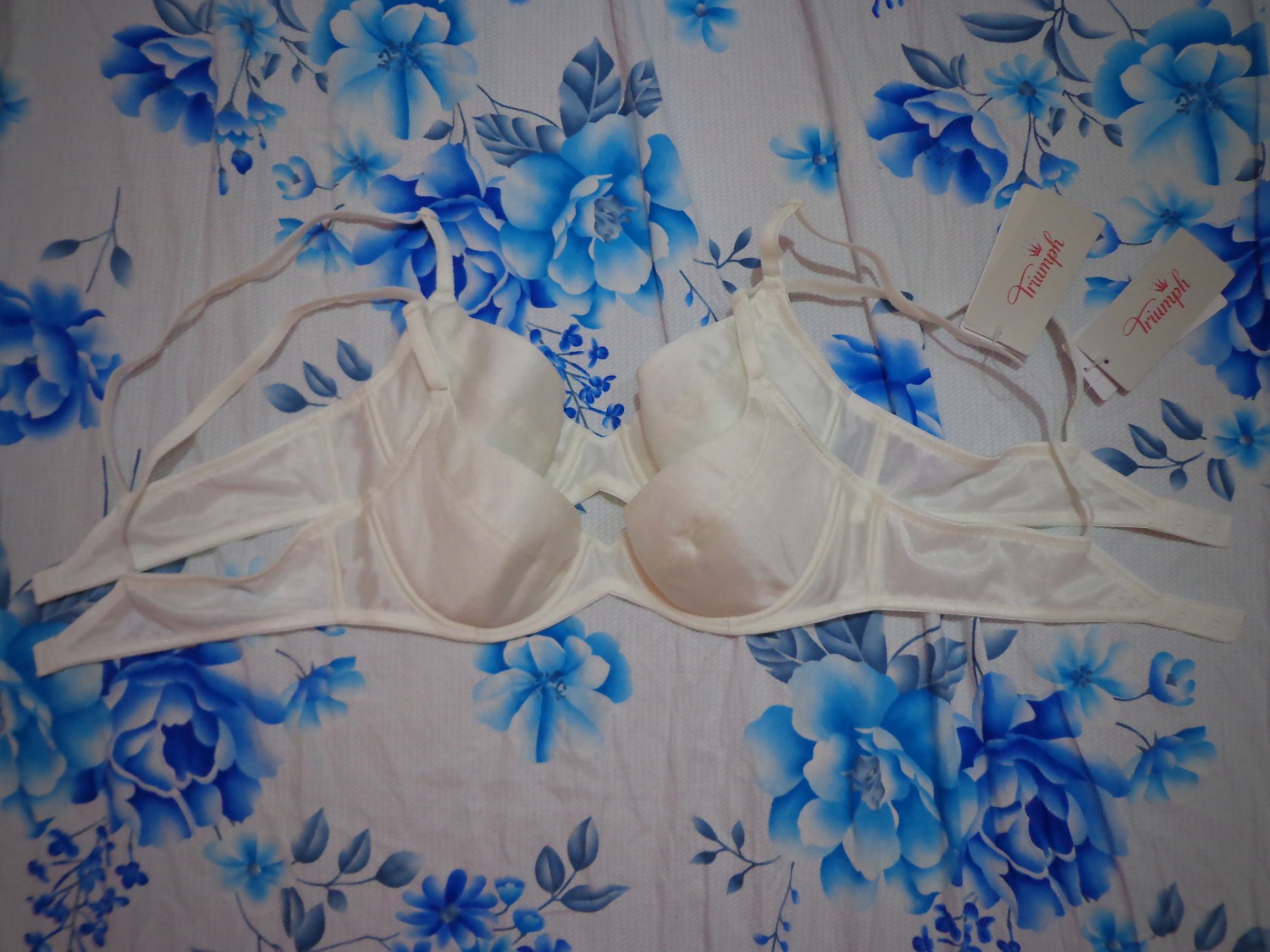 Ai mà thích mặc áo ngực mỏng, chất vải mềm, thoải mái mà bền thì kiểu này ok. Có thể giá mắc 1 chút nhưng siêu bền mặc đến chán lun áh, nên mình hay canh những lúc sale mua là wá lời. Thích hợp cho mặc bình thường hay ở nhà thoải mái dễ chịu