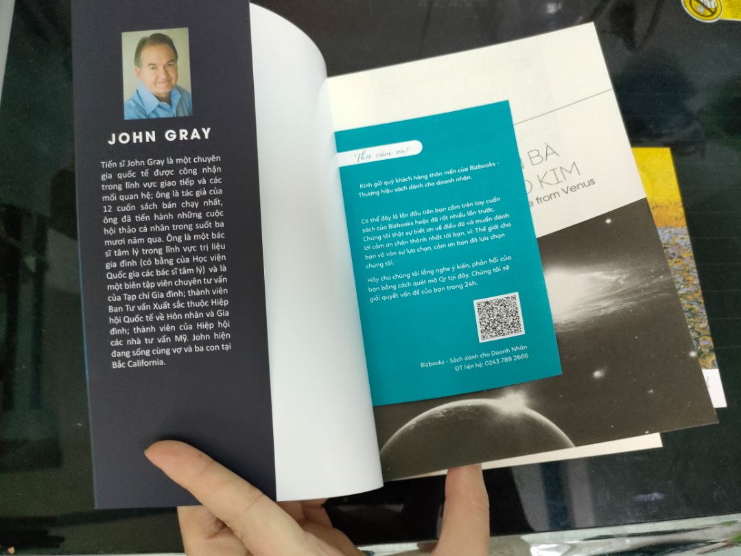 Sách rất đẹp, shop đóng gói cẩn thận và chắc chắn, có tặng thêm bookmark nữa. Tuy nhiên bạn nào thích ấn bản 2 hành tinh thì nhớ nhắn tin trước cho shop. Hôm trước shop có giao nhầm cho mình ấn bản nửa mặt người mình k thích. Shop có hỗ trợ đổi nhưng rep tin nhắn khá chậm. Mong shop khắc phục điểm này. Còn loại rất tuyệt. giấy của sách là loại giấy ngà vàng tốt cho mắt, mực in rõ nét. Bìa sách cứng dày dặn, chắc chắn. Mình sẽ tiếp tục ủng hộ.👍👍👍