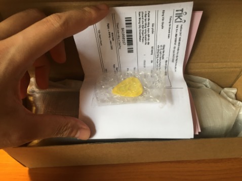 Shop đóng gói tốt. Hàng chất lượng, đẹp, nhấn sướng chân nhưng đế có vẻ k bám sàn lắm. Tặng kèm 1 pick guitar.