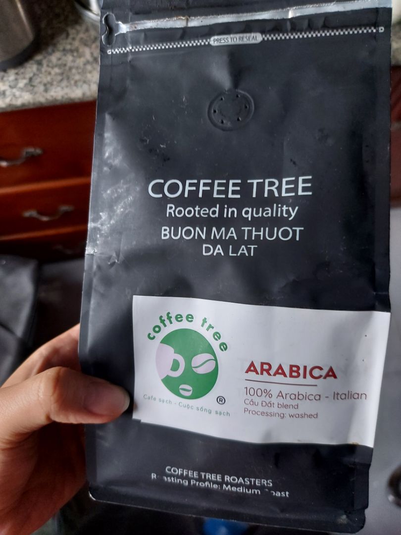 Đây là lần thứ 2 mình order cà phê Arabica của brand này. Lần đầu mình Mua 1Kg Arabica thì thấy khá oke. Nhưng lần thứ 2 này thì hoàn toàn ko hài lòng vì mình pha uống thì thấy giống như vị Robusta 100% trong khi thứ mình order là Arabica 100%. Coffee Tree xem lại cách làm ăn của các bạn nhé. Cá nhân mình order trong đợt giãn cách chờ gần một tháng vẫn lấy hàng thành toán đàng hoàng . Còn các bạn thì làm sản phẩm ko như giới thiệu . Arabica mà uống ko hề chua mà đắng như Robusta!.