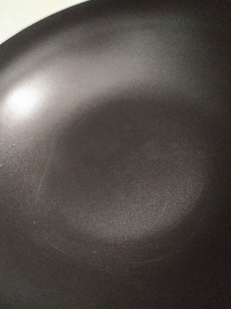 Đóng gói không cẩn thận, chảo bị móp. Vừa mới mua chưa dùng gì mà lòng chảo đã bị xước hết cả như thế này (ảnh chụp không rõ hết được vết xước). Mẹ mình già vốn không thích mua hàng onl vì sợ ko đảm bảo, nên giờ đem chảo ntn về bị mẹ la cho một trận. Tiki tính thế nào đây ạ?