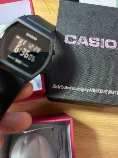 Hàng đẹp, chắc chắn, dùng ngay, vừa khớp với tay,  cảm ơn shop.
Chụp hình cho bạn xem đây. Nên mua.
Tuy dây nhựa nhưng mềm mại đeo ko bị ngứa!