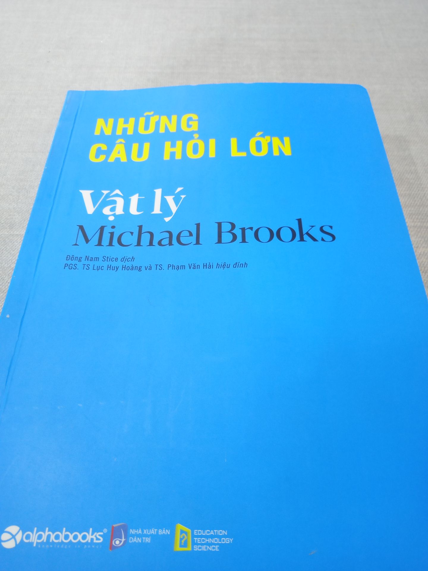Mình học bên khối ngành khoa học kỹ thuật nên rất thích sách này. Những bạn hay tò mò và thắc mắc những điều tưởng chừng như hiển nhiên đối với mọi người có thể đọc tham khảo, mặc dù sách nội dung khá khó nhưng chính cái khó sẽ thôi thúc bản thân ta tự tìm câu trả lời. Và đó chính là cách các nhà khoa học vĩ đại đã làm. Họ luôn thắc mắc những điều tưởng chừng như hiển nhiên rằng tại sao quả táo lại rơi hay ánh sáng là hạt hay là sóng,... Rốt cuộc vật lý là những chấm hỏi lớn mà con người theo đuổi nhằm lý giải sự tồn tại và khởi nguồn vạn vật. Nhưng nó bị giới hạn bởi các giác quan và các định kiến của ta, chúng ta có xu hướng tin những thứ mắt thấy tai nghe, nhưng thực tế có rất nhiều thứ giác quan thể chất chúng ta không thể cảm nhận được. Và khi đọc cuốn này, tôi tin rằng sau này còn người sẽ còn khám phá ra nhiều điều nữa, có thể họ sẽ biến ánh sáng thành thức ăn, hay dịch chuyển vật chất,... Chắc chắn là thế nhưng không phải bây giờ, còn rất xa nữa để vật lý khám phá đến.