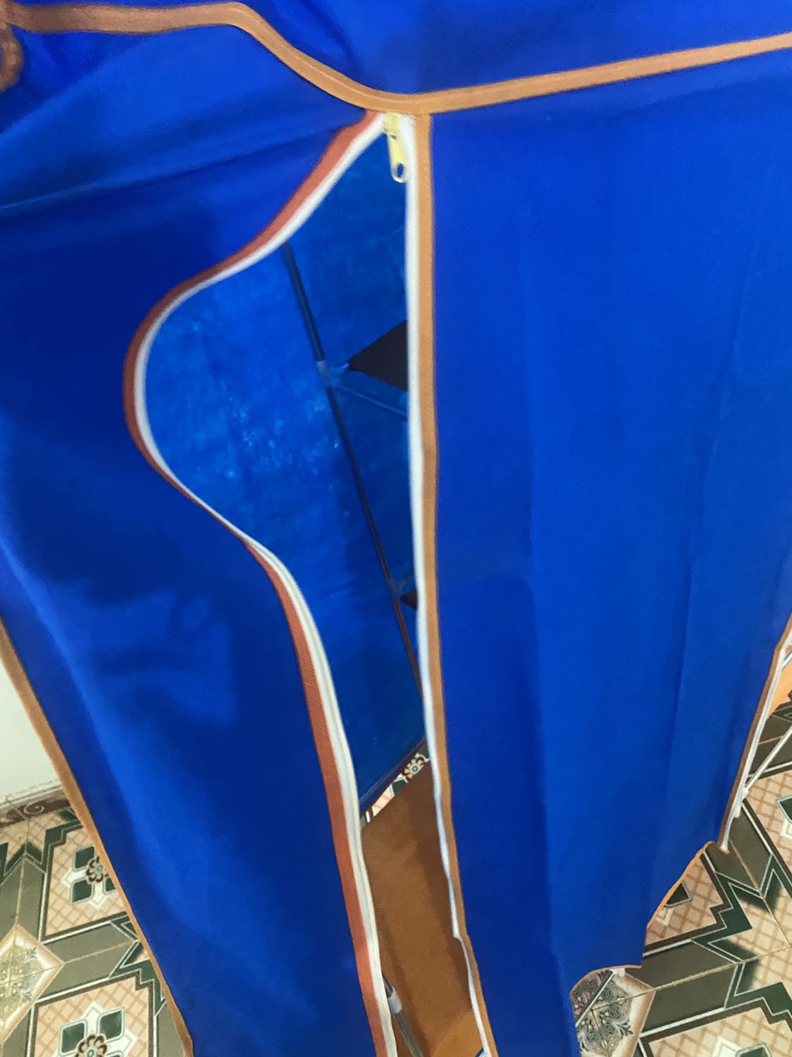 Ntn sao chùm được vậy ạ ? Kích thước tấm chùm với cái tủ nó khác nhau hoàn toàn ? 
K thể hiểu nổi luôn 
Mua về h để ko vậy ad ?
Trả lại hàng nhé 
Mình bực mình từ thằng giao hàng tới cái shop củ lìn này ?