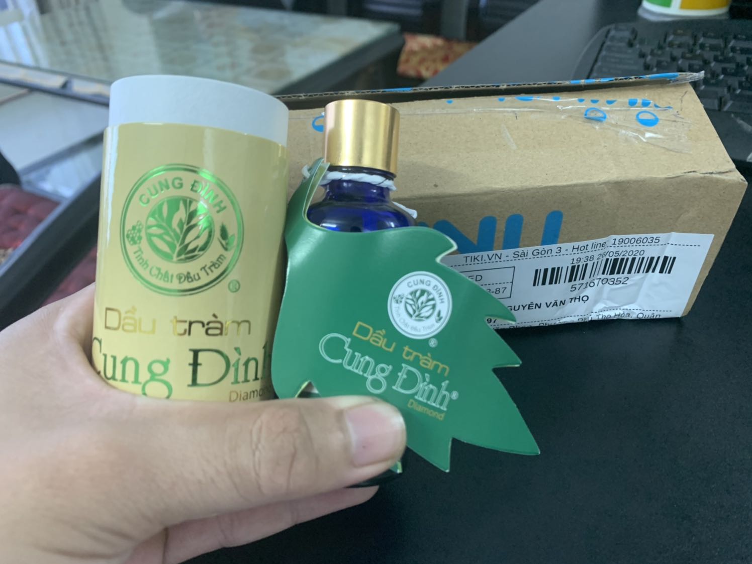 Sản phẩm chất lượng, mùi thơm dịu nhẹ, mẫu mã đep. Trị mụn khá tốt, đúng chất tràm huế, nhà mẹ nào có con nhỏ, mẹ bầu nên dùng loại này, mình dùng 3,4 năm nay. Sản phẩm chất lượng, mùi thơm dịu nhẹ, mẫu mã đep. Trị mụn khá tốt, đúng chất tràm huế, nhà mẹ nào có con nhỏ, mẹ bầu nên dùng loại này, mình dùng 3,4 năm nay.