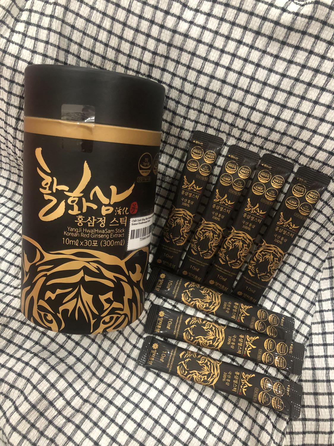 Nghe nói dùng hồng sâm tốt lắm. Lên mua hộp uống thử ai dè tốt thật nha. E hay bị căng thẳng mệt mỏi. Từ ngày mua hồng sâm uống người cũng cũng cải thiện rất nhiều người khoẻ hơn, đỡ stress và uống cũng rất ngon. 
Shop uy tín. Tư vẫn cũng nhiệt tình nữa tặng shop 5 sao sau e ủng hộ dài dài 😍