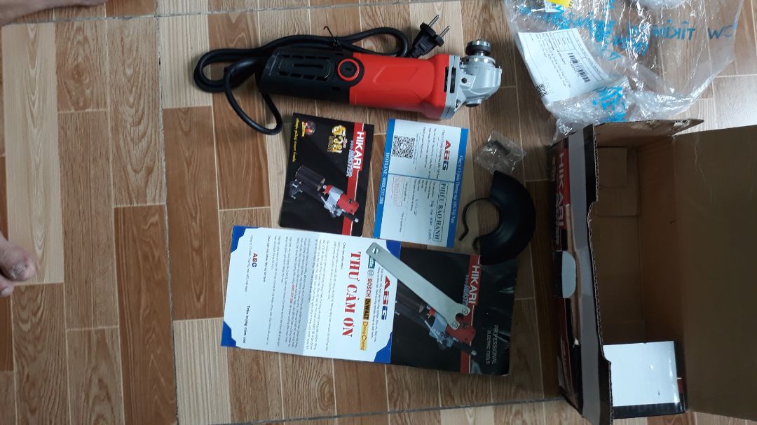 Đóng gói hộp thiếu tay nắm phía trên đầu của máy. Yêu cầu gửi cho tôi đủ phụ kiện kèm theo máy.