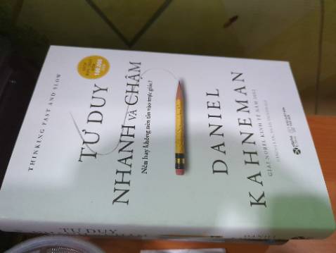 Sách cũ và dơ, yêu cầu được đổi trả.
Updated: Phải nói rằng Tiki hỗ trợ khách hàng quá tốt, ngay khi tôi vừa đăng phàn nàn xong thì họ đã gọi điện giải quyết ngay, cho mình chọn hoàn tiền hay đổi lại quyển khác. Mình đã chọn đổi thì ngay hôm sau đã có người đến lấy và hôm sau nữa là họ đã đổi mình quyển khác rồi. Mặc dù sách cũng không mới như mong đợi nhưng đã đỡ hơn quyển trước đó rồi. Chắc họ cũng chỉ còn lại những quyển như vậy thôi. Mình đánh giá cao thái độ hỗ trợ của Tiki.