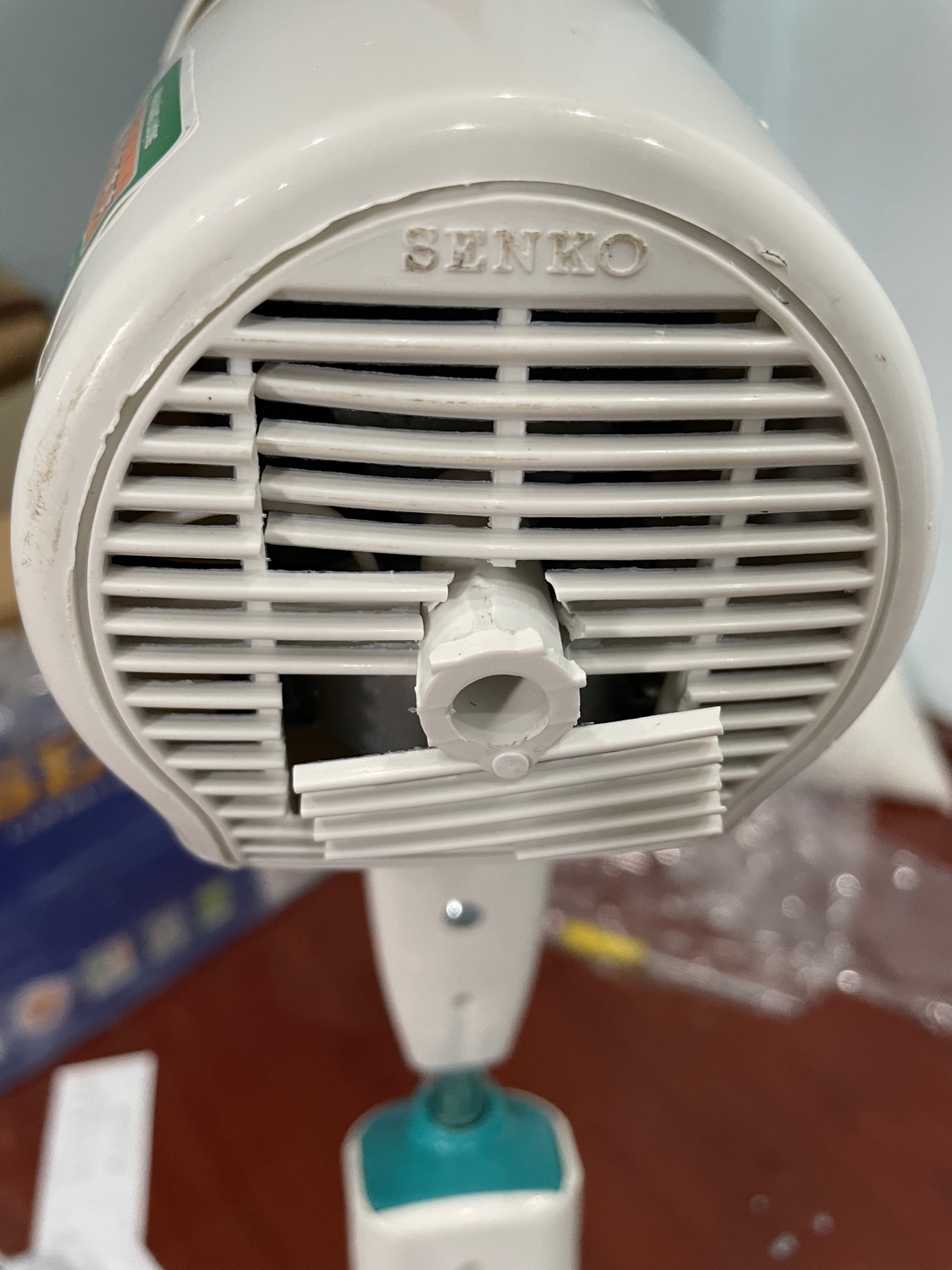 Chờ hơn  2 tháng để nhận được một món hàng cực kỳ thất vọng. Hình quảng cáo đẹp lung ling nhưng thực tế thì quá tệ. Hoàn thiện cực kém; Đóng gói hàng vô trách nhiệm (Hàng bị vỡ; các nút bấm không hoạt động), các phụ kiện không có. 
Hy vọng Tiki xem lại cách làm chứ sáng giờ gọi lên *** chăm sóc khách hàng đều không liên hệ được.