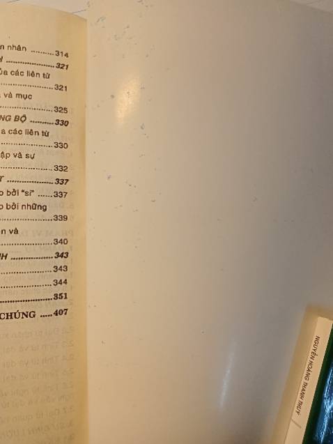 Sản phẩm kém chất lượng: bìa sách bong keo, góc của sách bị bẹp, có những vết in bẩn hằn lên bìa sách. Tôi muốn được đổi trả hàng