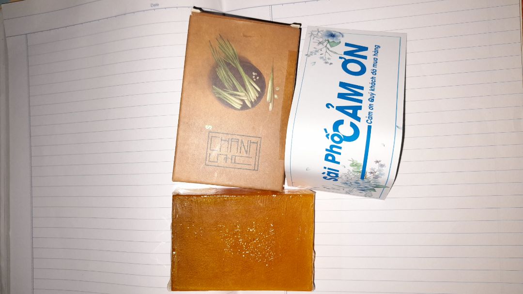 Xà bông sả chanh thơm lắm nha mn, tắm rất sạch, bọt nhiều, hơi rít vì độ tẩy rửa của axit có trong chanh, nhưng ok lắm nha, mình mua tới tận 3 cục. Mình mong muốn shop sẽ tặng túi tạo bọt khi mua 2 cục trở lên