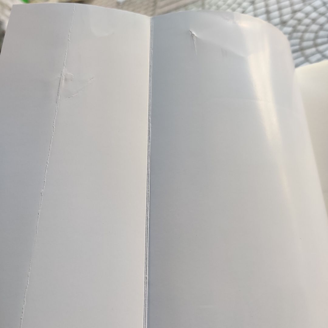 Giao hàng nhanh, hình thức không được đẹp, bìa trước và sau bị gập gãy rất mất thẩm mỹ. Lần đầu tiên cảm thấy không hài lòng như vậy