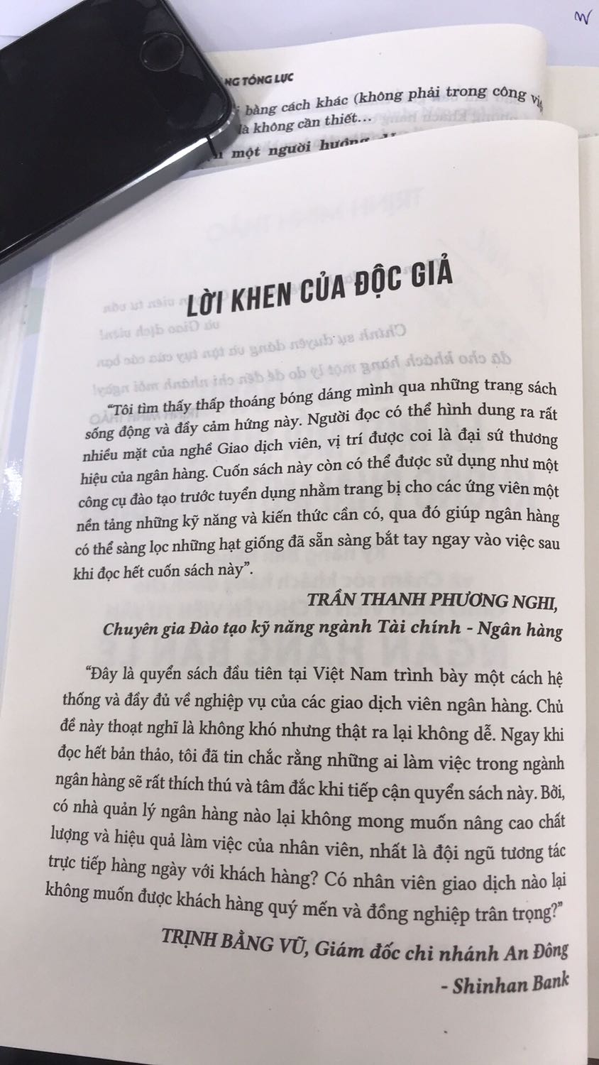 Một ngày đẹp trời, tôi lướt *** thấy tên của một người Anh (Anh Ngô Minh Nhựt- GĐ VCB Tân Định) người mà tôi thần tượng bấy lâu được tab vào 1 bài viết của tác giả. Tôi tò mò tìm hiểu tác giả này là ai? Sau cuộc “soi” tôi biết được anh là 1 chuyên gia bán hàng có kinh nghiệm, một Quản lý và tư vấn cấp cao cho 1 ngân hàng bán lẻ hàng đầu Việt Nam, anh cũng là 1 friend trong nhóm của cô Trần Thanh Phương Nghi, một chuyên gia đào tạo mà tôi  có cơ hội tham gia lớp học của Cô.
Để thoả sức tò mò của mình, tôi quyết định mua 1 lần 4 cuốn sách mà tác giả đã viết (Đừng cố gắng Bán hãy giúp khách hàng Mua, Khách hàng là một mối quan hệ không phải là một giao dịch, Mô hình bán hàng tổng lực, 4 quy luật bất biến trong bán hàng).
Sau khi nhận sách, tôi chọn lấy 1 cuốn và đọc 1 lèo trong vòng 1 ngày đã ngấu nghiến xong 1 cuốn. Qua những gì tác giả chia sẻ, tôi đã mở mang thêm nhiều thứ, tôi sẽ áp dụng những điều tâm đắc trong 4 cuốn sách này vào công việc, hy vọng sẽ có thêm nhiều trải nghiệm quý giá.
Để nhân rộng tầm ảnh hưởng của 4 cuốn sách này, trong thời gian tới tôi sẽ mua vài cuốn để tặng cho các nhân viên, các đồng nghiệp của tôi, mong muốn họ sẽ áp dụng và chi sẻ những trải nghiệm của họ để tôi có thêm những kiến thức và case study trong việc hành nghề của mình.
Chúc mọi người luôn vui vẻ và hạnh phúc..?❤️