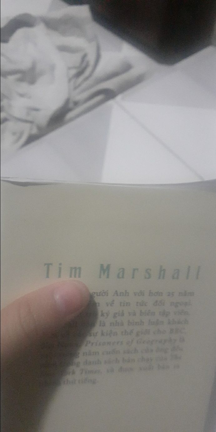 Nội dung thì hay rồi, nhưng khâu hình thức thì tệ quá. Không biết bên kho sách của tiki làm ăn kiểu gì mà để sách lỗi tùm lum như vậy? Bìa thì bị xén ẩu, gáy thì nhăn. Vận chuyển cũng không thèm bỏ sách vào bong bóng xốp. Mà đây còn là bìa cứng nữa chứ! Làm ăn có tâm chút đi, bán sách mà không biết giữ sách hả???