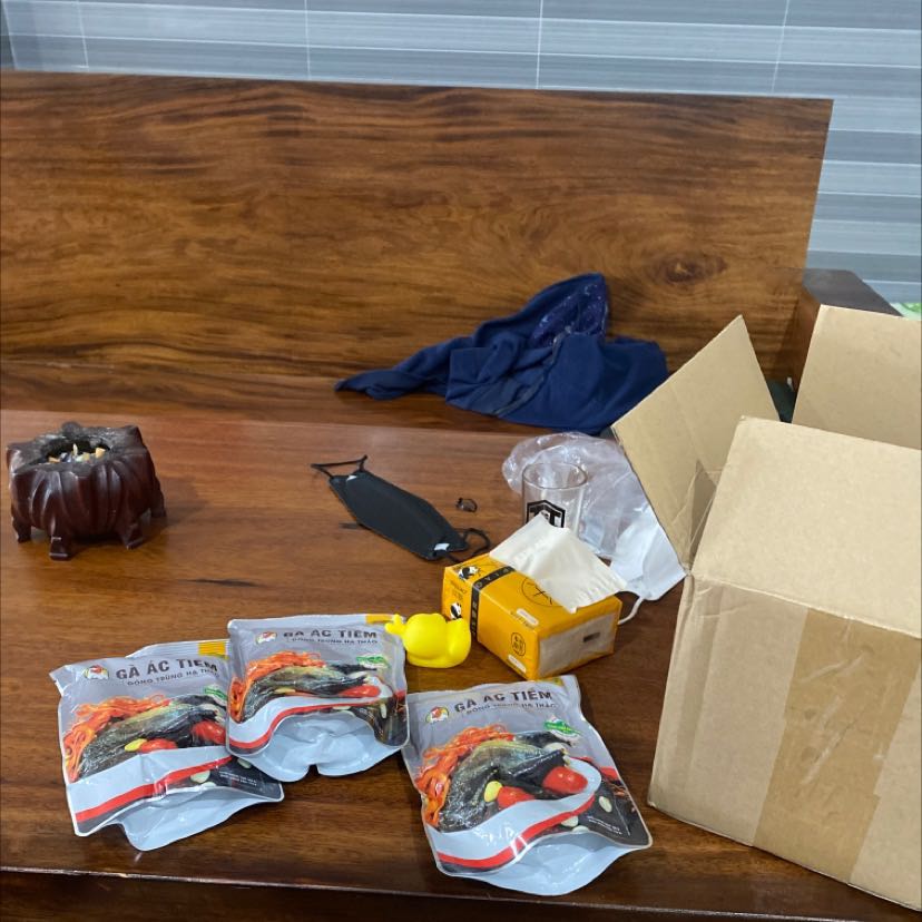 ủa sao mua hộp mà giao 3 bì rời. rồi kêu tặng nhau gà tiềm k thấy. lạy mà