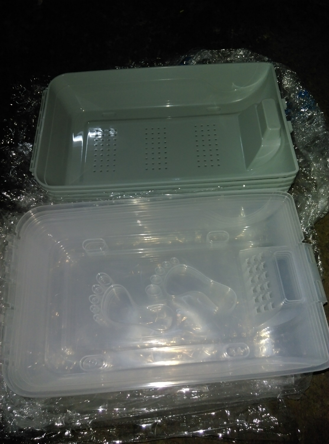 Tiki giao hàng nhanh hơn dự kiến. Đóng gói sản phẩm cẩn thận. Sản phẩm dày dặn, đựng giày thoải mái (trong hình là giày thể thao nữ size 38).
Khi lắp ráp hộp nếu tay hơi yếu thì khó lắp, vì khi ghép 2 phần (trên, dưới) với nhau cần tốn chút sức.