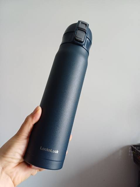 Vỏ bình nhám, giữ nhiệt ổn, bình thon gọn dễ để vào balo