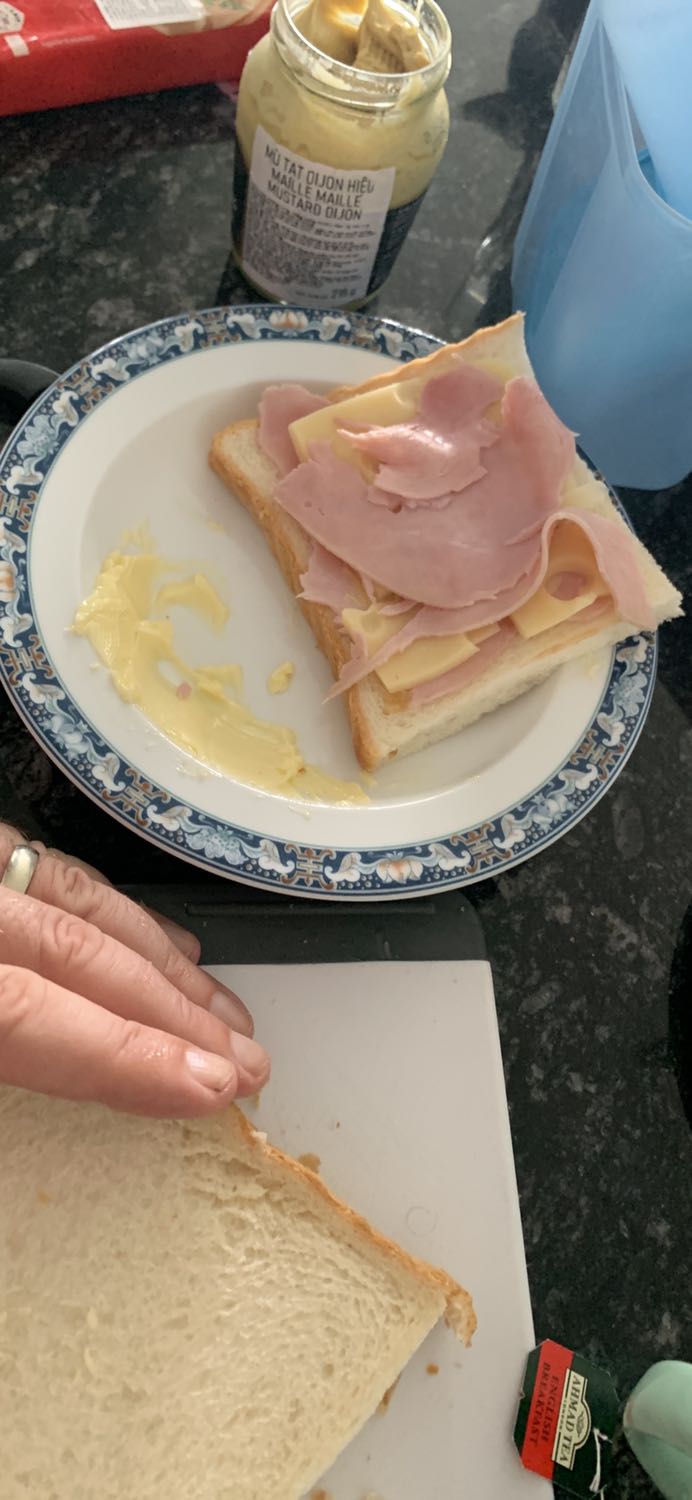 Nướng ổn k bị cháy, mình kẹp cheese and ham giữa 2 miếng sandwich và quết butter bên ngoài 2 mặt ra sản phẩm rất ngon