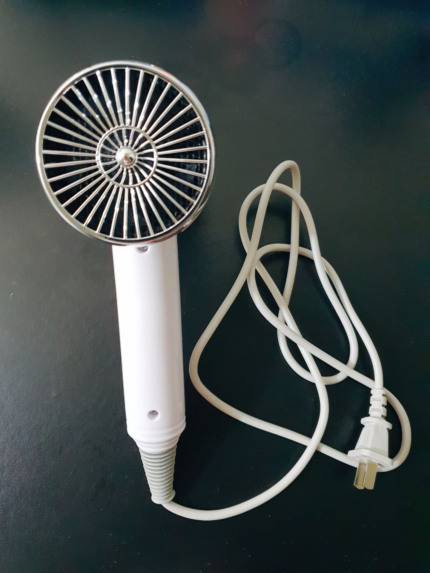 Màu trắng kiểu sang thanh lịch, thích nhất là máy cực kỳ nhẹ, không bị nóng da đầu nên dùng được cho trẻ nhỏ con mình có thể tự sấy được tóc nhưng phải nhắc con là để ý khoảng cách vì mặt lưng máy sấy nan hơi rộng nên tóc dài có thể bị hút vào và mắc tóc, sấy xong tóc phồng và tơi không bị khô đúng như mô tả sản phẩm, từ khi có máy sấy Cwell dù trời lạnh 2 mẹ con cũng chăm gội đầu hẳn