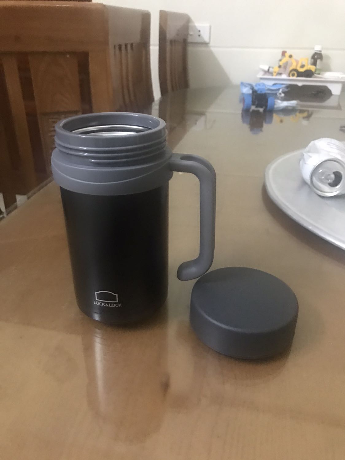 Sản phẩm đẹp, chất lượng, giữ nhiệt ok. 
Mình thấy nhiều người kêu bị mùi. Bản thân mình mua về lần đầu sử dụng cũng có mùi. Nhưng sau khi mình cho nc sôi vào ngâm. Tháo cái ron (gioăng) trên nắp ra ngâm với nc sôi nc chanh một vài lần là hết. Hiện tại mình ko thấy mùi gì luôn. Các bạn mới mua mà đánh giá ko dùng được do mùi quá thì xem xét lại nhé. Thank!