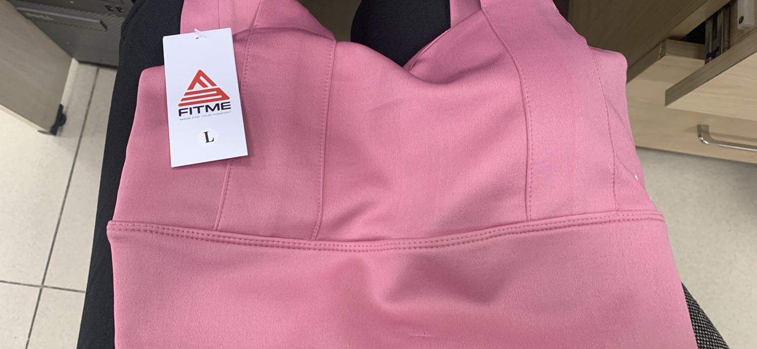 Áo vừa nhận được bị rách. Dáng mặc size L rồi mà vẫn ko có giãn tốt Áo vừa nhận được bị rách. Dáng mặc size L rồi mà vẫn ko có giãn tốt