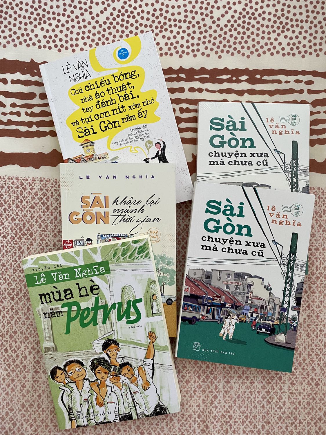 Đọc rất hay. Là 1 gợi ý tốt cho mùa dịch. Những câu chuyện làm gợi nhớ lại 1 Sài Gòn Đô thành xưa cũ dành cho những người hoài niệm