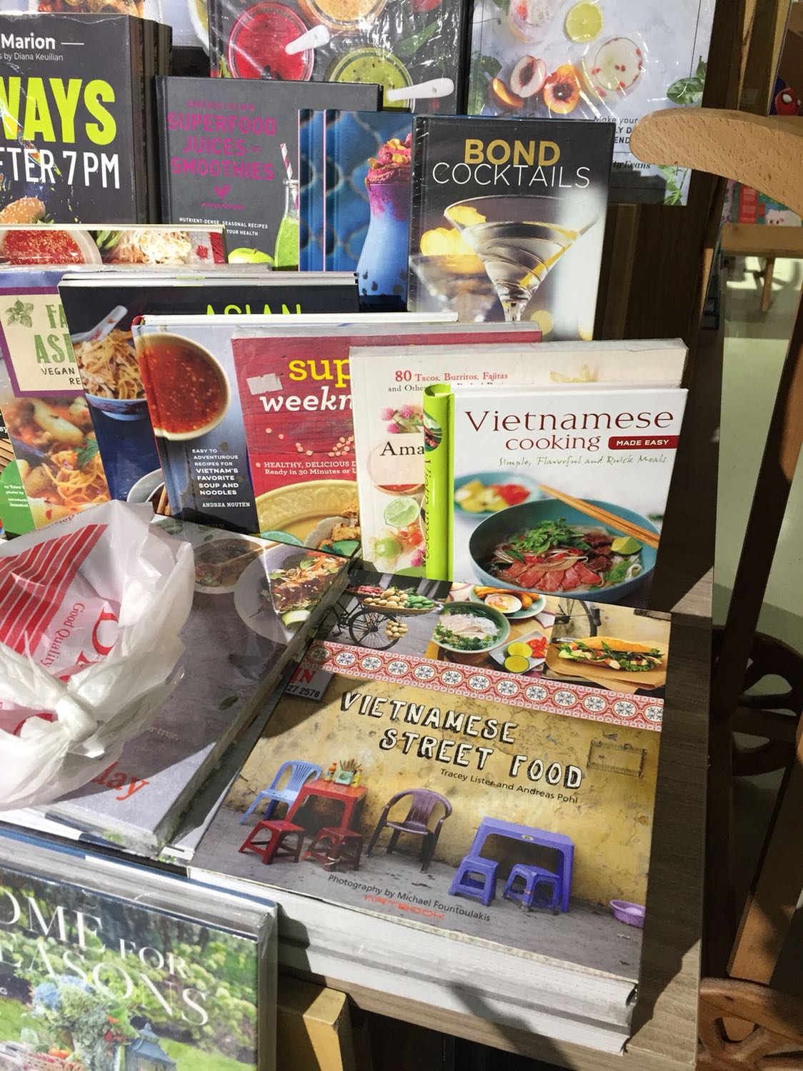 Nôi dung rất hay. Hình lấy tạm trên mạng
 
Nhưng mà sách bảo quản k tốt, gáy bị tróc, k có bìa nhựa seal bao bên ngoài như mình thấy ngoài nhà sách. 
Thật đau lòng.