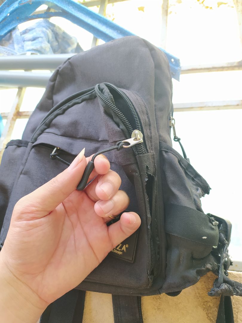 so với cái mẫu ngày trước của hãng mua thì lần này chán hơn hẳn từ chất vải cho đến khung may 2 túi 2 bên lần này nhỏ bằng 2/3 mẫu trước, lớp vải ngăn trong mỏng manh và chỉ may cũng ko bằng. điểm + là có thêm 1 ngăn sau lưng. nói chung mẫu trước vẫn tốt hơn hẳn. à quên thêm 1 điểm là cái khoá kéo đó để sau lưng là hơi cộm nha mình đã thay của túi cũ vào. mong prazada đọc được những dòng bình luận của mình so với cái mẫu ngày trước của hãng mua thì lần này chán hơn hẳn từ chất vải cho đến khung may 2 túi 2 bên lần này nhỏ bằng 2/3 mẫu trước, lớp vải ngăn trong mỏng manh và chỉ may cũng ko bằng. điểm + là có thêm 1 ngăn sau lưng. nói chung mẫu trước vẫn tốt hơn hẳn. à quên thêm 1 điểm là cái khoá kéo đó để sau lưng là hơi cộm nha mình đã thay của túi cũ vào. mong prazada đọc được những dòng bình luận của mình