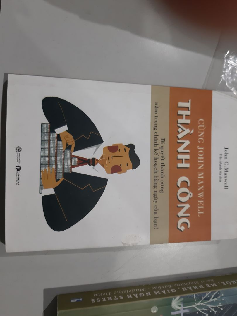 Bìa bẩn, sờn. sờ tay vào hơi ghê. Thất vọng.