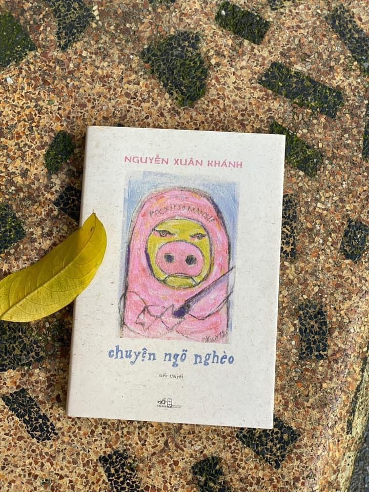 Sách viết chi tiết, ngông cuồng có phần hợm hĩnh, dị tởm… nhưng những ai sống thực tế, gần sát thực tại thời bao cấp sẽ hiểu phần nào thế giới lợn trong người và thế giới người trong lợn vào thời kỳ đó. Có nỗi thèm thuồng, hau háu, cáu kỉnh cơn đói nhói lòng mong manh tranh nhau ùa về tê tái dại khờ mơ mộng không biên giới… Một thế giới lợn - một lợn thế giới tới với chúng ta xa lạ mà thân quen - Hãy đọc tác phẩm như là quyển sách nhỏ về kỹ thuật nuôi lợn mau lớn bỡn cợt từng đợt dữ tợn về bản tính lợn trong người và người trong lợn hơn thua đua tranh mạnh yếu kiêu hùng lạnh lùng hèn nhát… Đôi chỗ tác giả còn lan man chưa phản ánh được cái lớn của lợn trong tác phẩm “Trư cuồng”. (Lợn ngông cuồng, hâm mộ, cuồng si lợn…)

Ngẫm lại một thời gian khó nhưng phảng phất tràn ngập đâu đó cái hiện sinh méo mó vẫn tồn tại tới ngày nay trong xã hội Việt Nam gắn liền tư tưởng, suy nghĩ tam nông: nông nghiệp, nông dân, nông thôn… tích tồn, cô đọng, mong manh thành khối đá tảng khó phá, khó đổi thay…

Sách mới đẹp - giao hàng nhanh - hơi bám bụi bẩn.